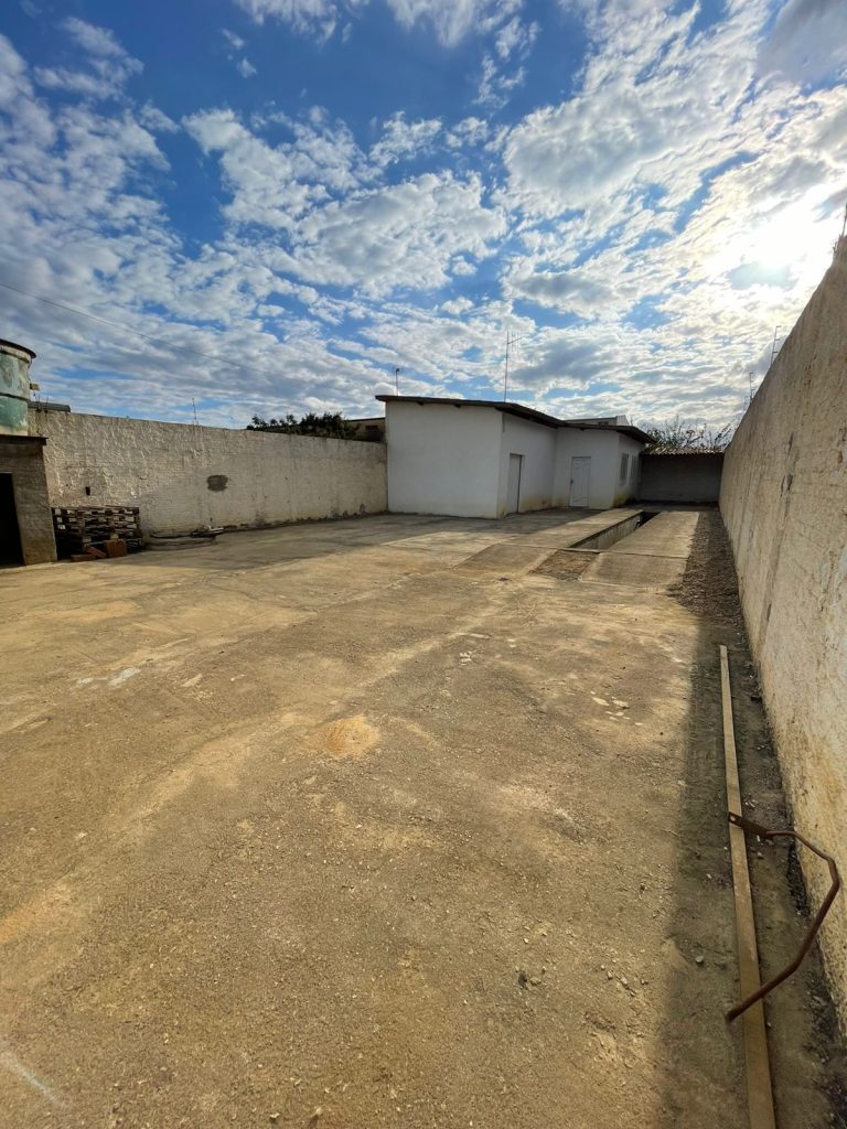 VENDE-SE PONTO COMERCIAL, 330m2 – RUA LIBANO – FELICIA