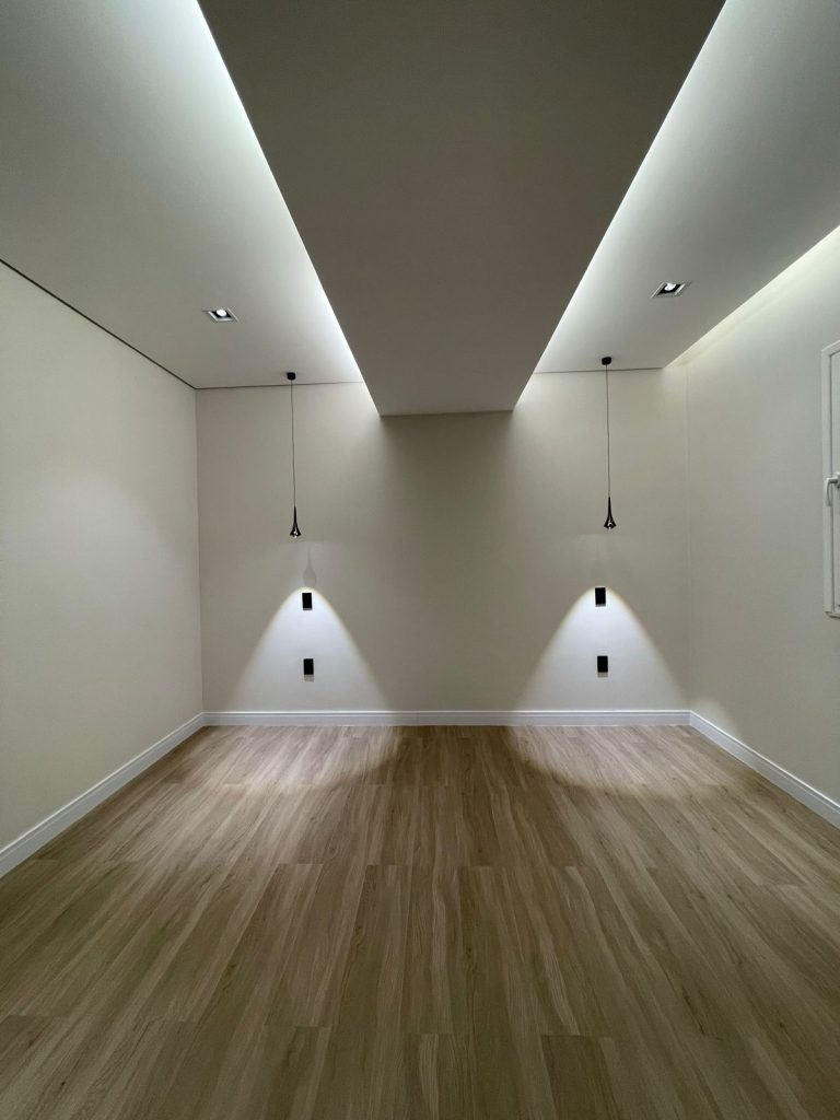 VENDE-SE CASA DE 2 PAVIMENTOS – ALPHAVILLE 2 – 4 SUITES