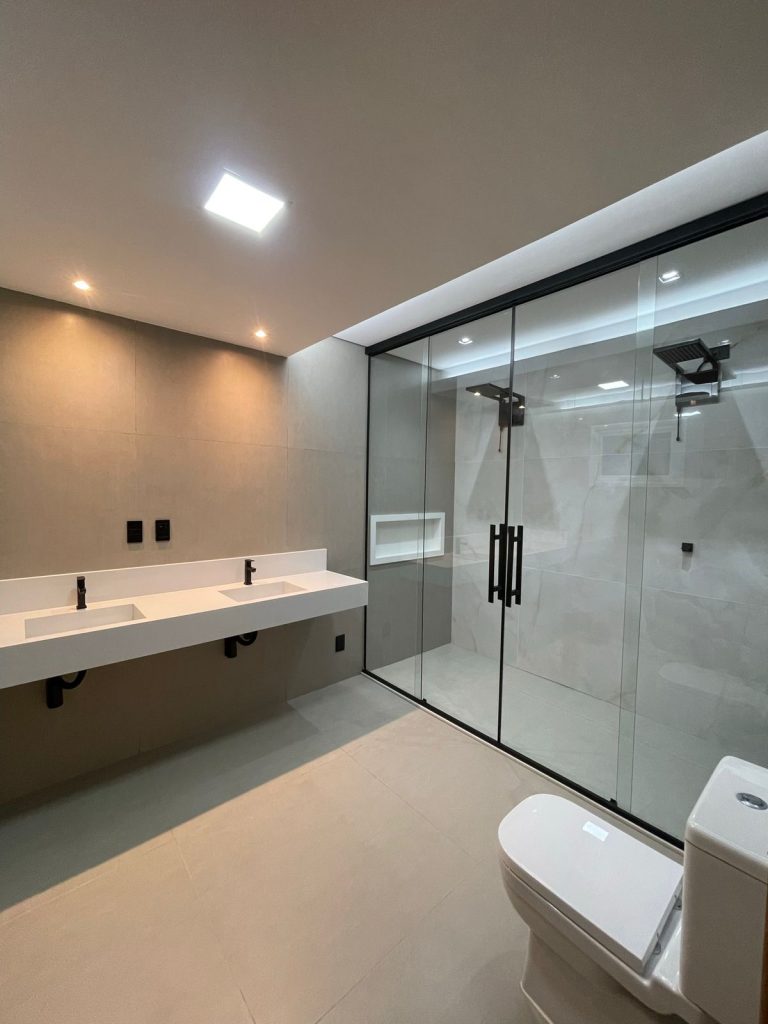 VENDE-SE CASA DE 2 PAVIMENTOS – ALPHAVILLE 2 – 4 SUITES