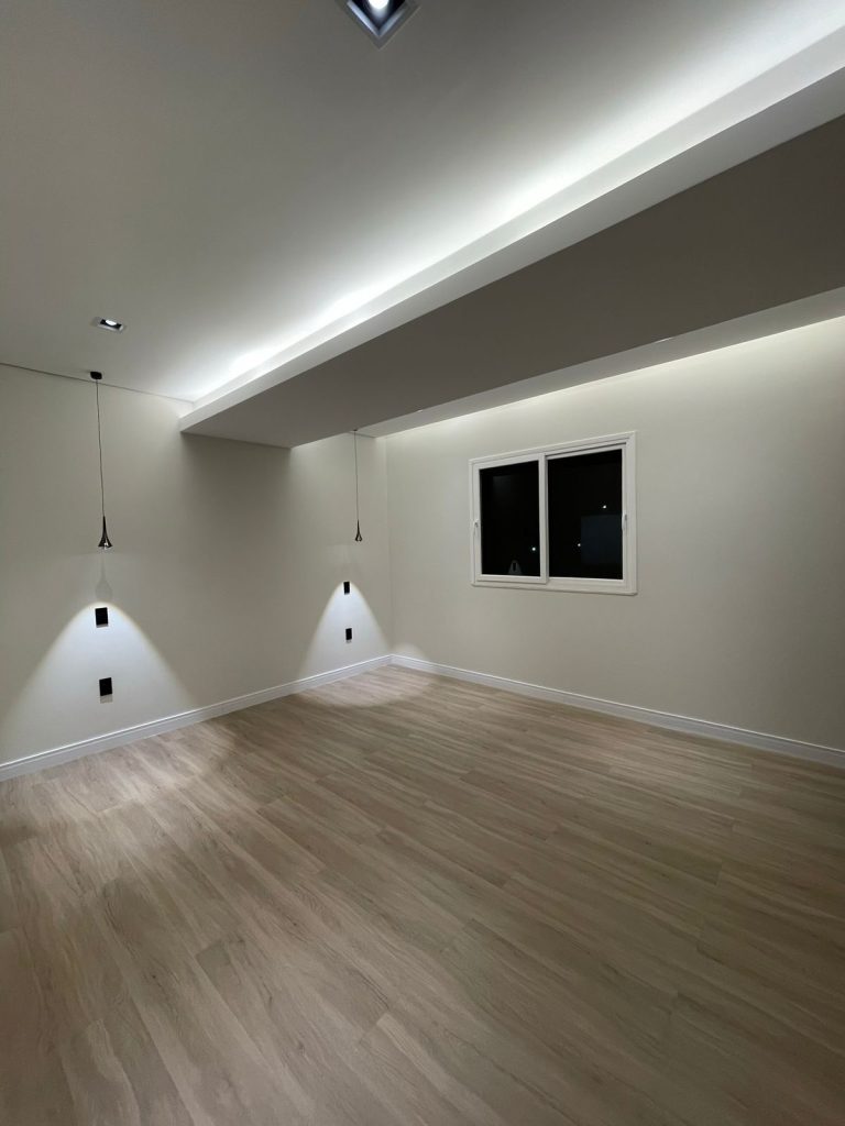 VENDE-SE CASA DE 2 PAVIMENTOS – ALPHAVILLE 2 – 4 SUITES