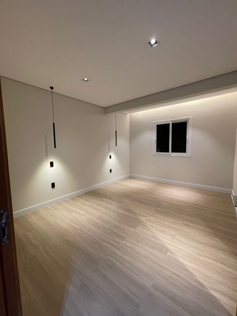 VENDE-SE CASA DE 2 PAVIMENTOS – ALPHAVILLE 2 – 4 SUITES
