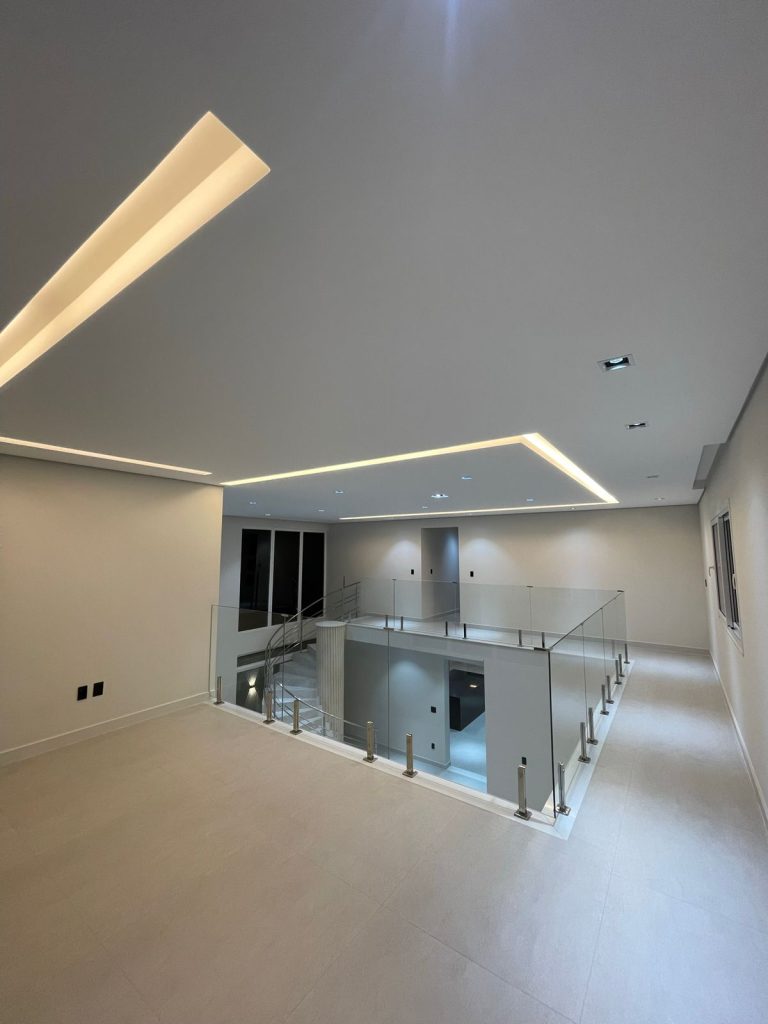 VENDE-SE CASA DE 2 PAVIMENTOS – ALPHAVILLE 2 – 4 SUITES