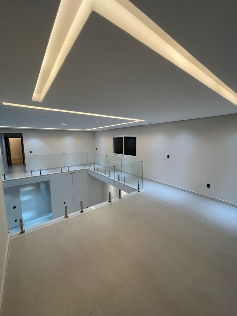 VENDE-SE CASA DE 2 PAVIMENTOS – ALPHAVILLE 2 – 4 SUITES