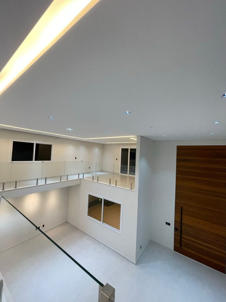 VENDE-SE CASA DE 2 PAVIMENTOS – ALPHAVILLE 2 – 4 SUITES