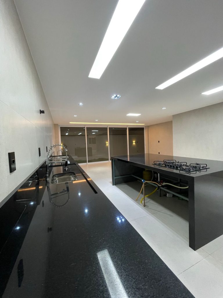 VENDE-SE CASA DE 2 PAVIMENTOS – ALPHAVILLE 2 – 4 SUITES
