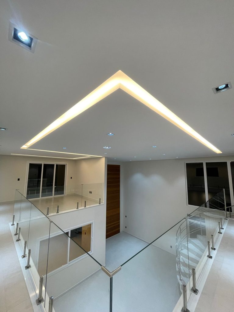 VENDE-SE CASA DE 2 PAVIMENTOS – ALPHAVILLE 2 – 4 SUITES