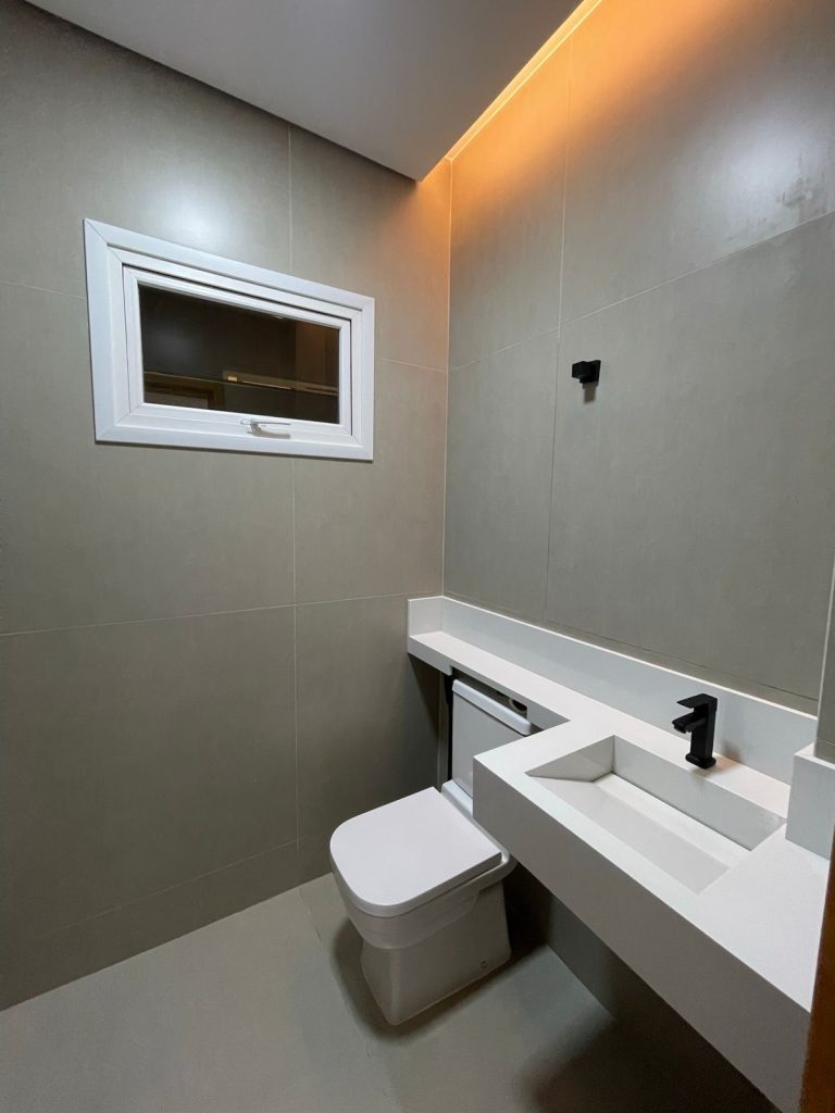 VENDE-SE CASA DE 2 PAVIMENTOS – ALPHAVILLE 2 – 4 SUITES