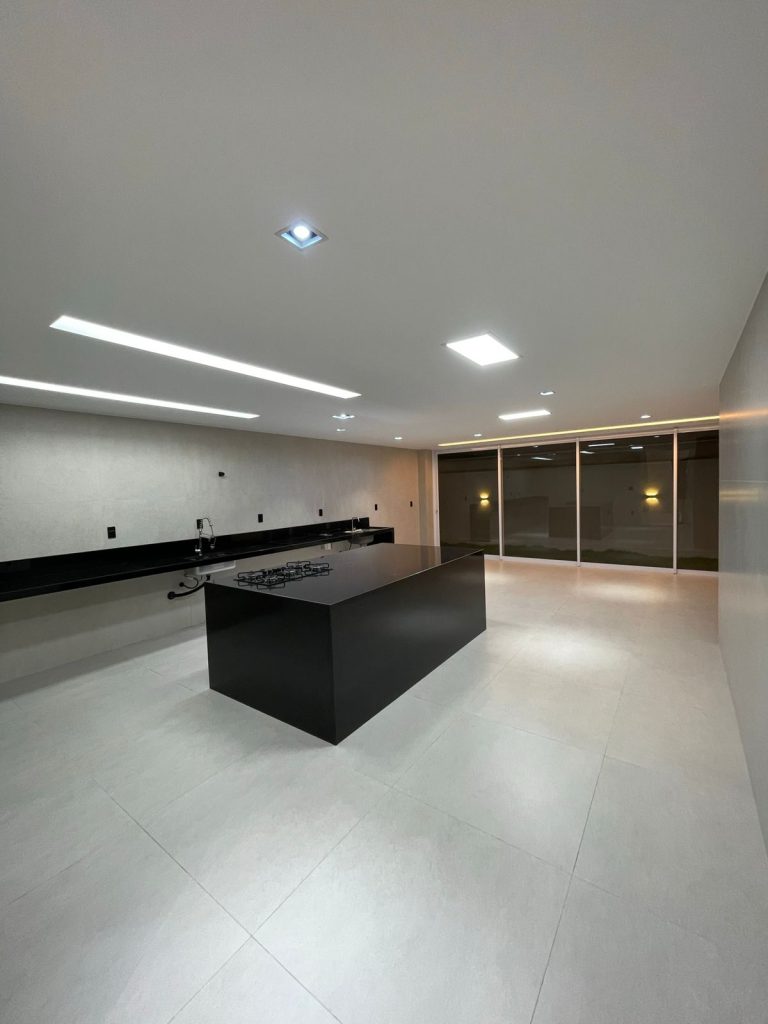 VENDE-SE CASA DE 2 PAVIMENTOS – ALPHAVILLE 2 – 4 SUITES