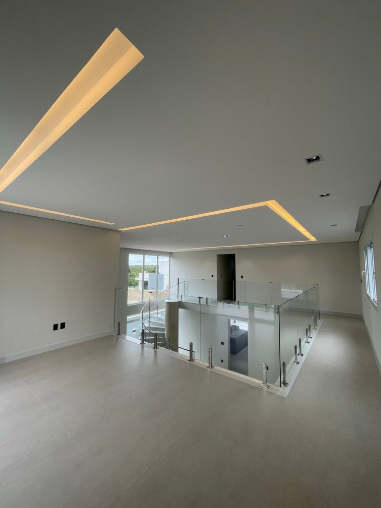 VENDE-SE CASA DE 2 PAVIMENTOS – ALPHAVILLE 2 – 4 SUITES