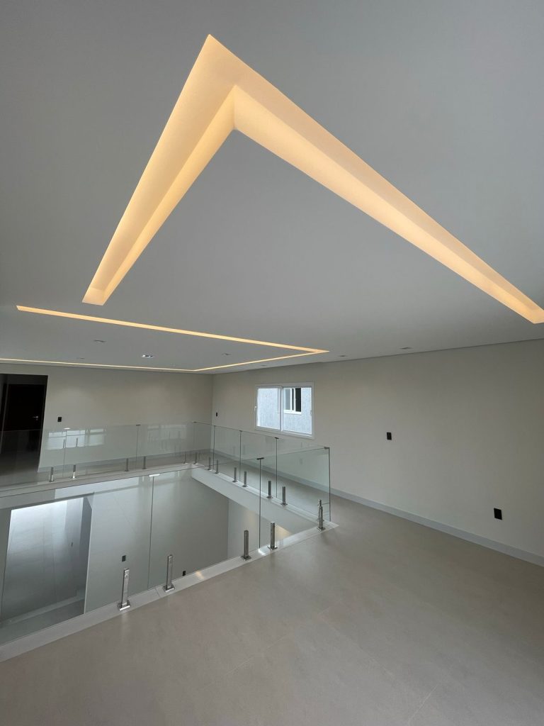 VENDE-SE CASA DE 2 PAVIMENTOS – ALPHAVILLE 2 – 4 SUITES