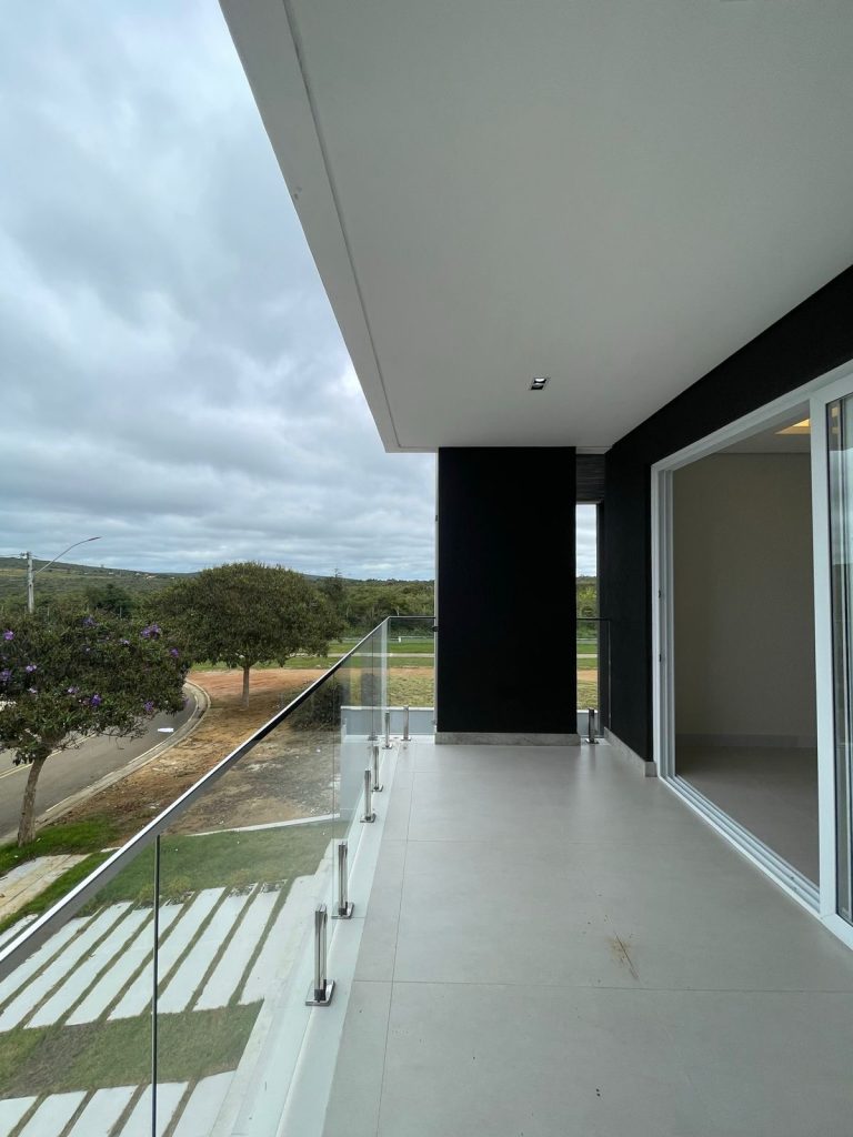 VENDE-SE CASA DE 2 PAVIMENTOS – ALPHAVILLE 2 – 4 SUITES