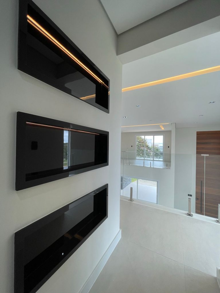 VENDE-SE CASA DE 2 PAVIMENTOS – ALPHAVILLE 2 – 4 SUITES
