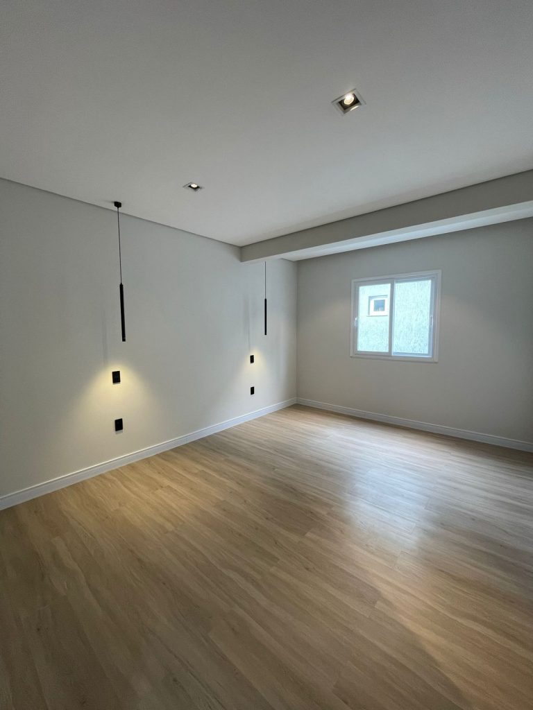 VENDE-SE CASA DE 2 PAVIMENTOS – ALPHAVILLE 2 – 4 SUITES