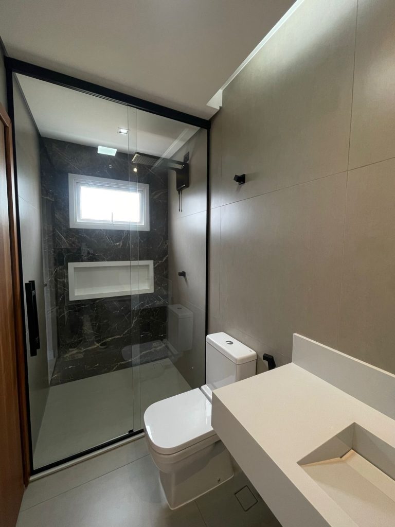 VENDE-SE CASA DE 2 PAVIMENTOS – ALPHAVILLE 2 – 4 SUITES