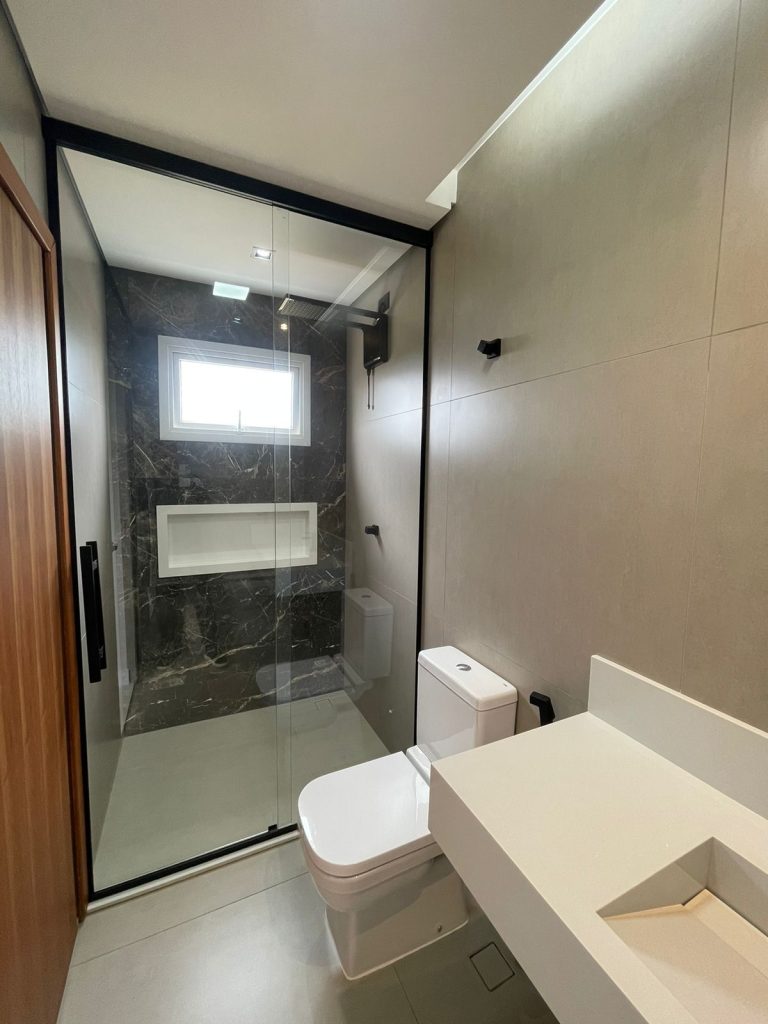 VENDE-SE CASA DE 2 PAVIMENTOS – ALPHAVILLE 2 – 4 SUITES