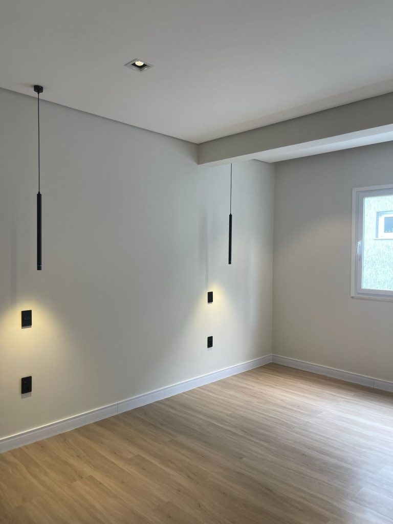 VENDE-SE CASA DE 2 PAVIMENTOS – ALPHAVILLE 2 – 4 SUITES