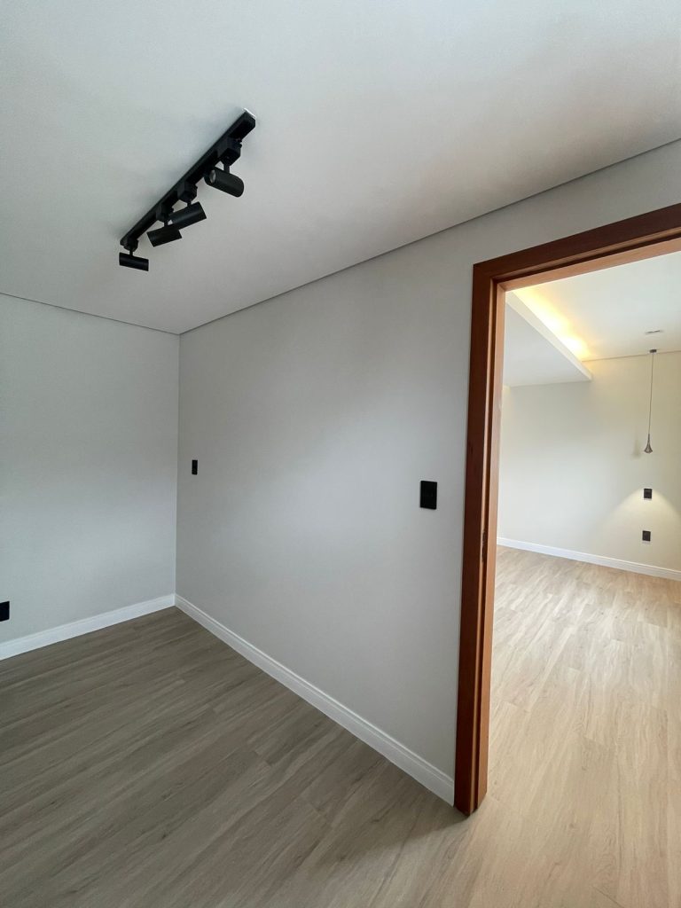 VENDE-SE CASA DE 2 PAVIMENTOS – ALPHAVILLE 2 – 4 SUITES