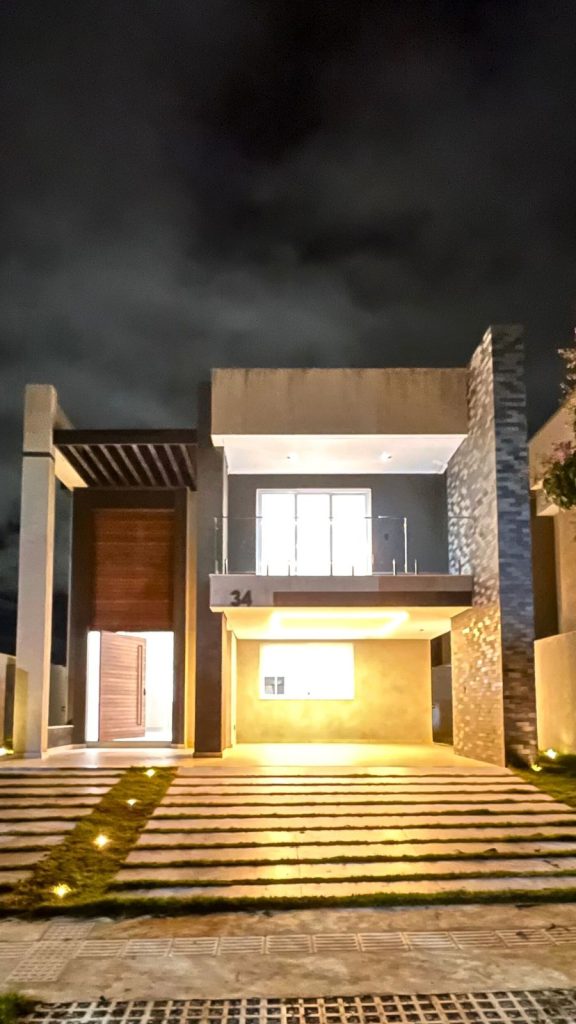 VENDE-SE CASA DE 2 PAVIMENTOS – ALPHAVILLE 2 – 4 SUITES
