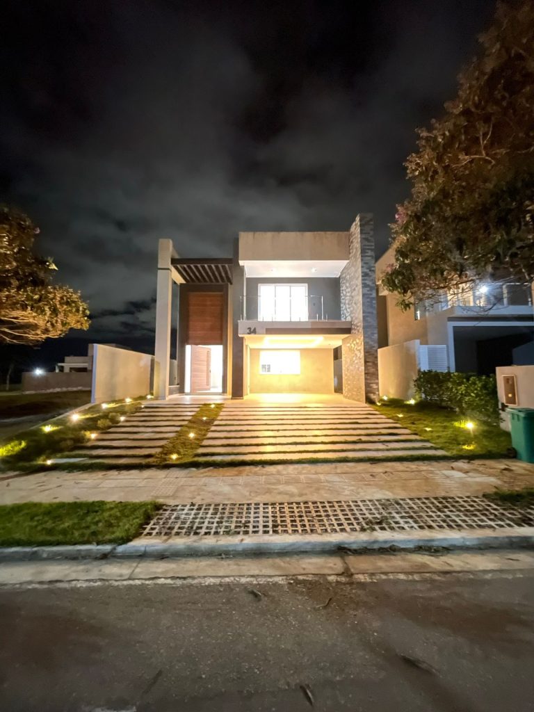 VENDE-SE CASA DE 2 PAVIMENTOS – ALPHAVILLE 2 – 4 SUITES