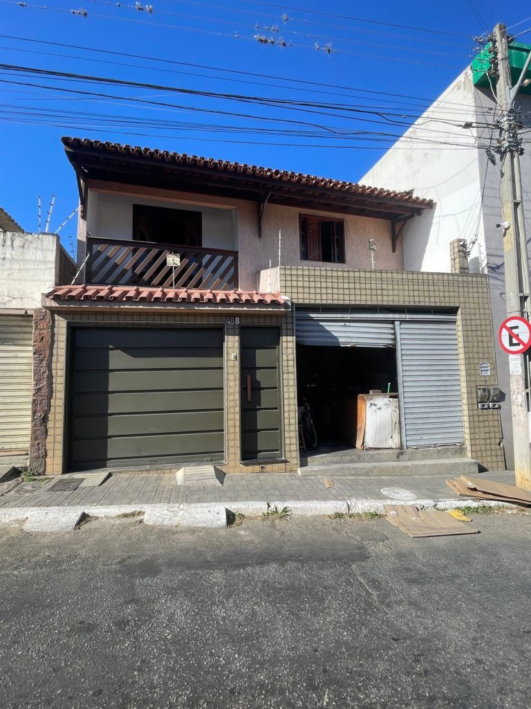VENDE – CASA – CENTRO  – AV. SANTA HELENA