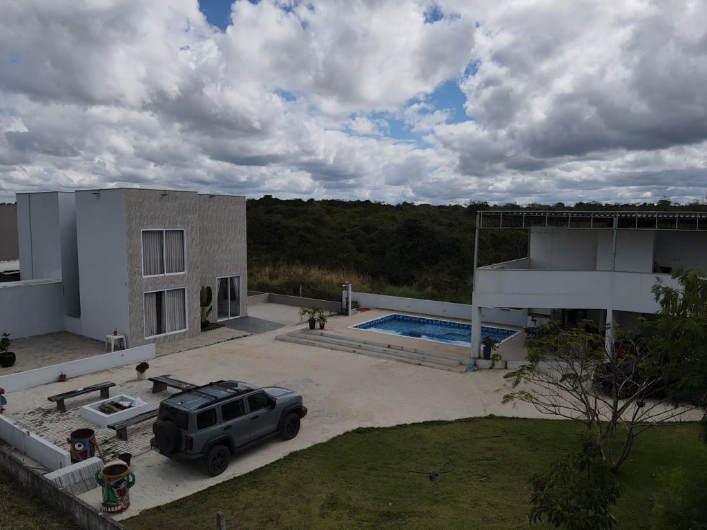 VENDE-SE CASA – SÍTIO EM CONDOMÍNIO FECHADO PROXIMO AO HARAS RESIDENCE