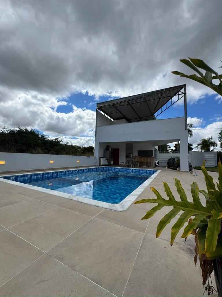 VENDE-SE CASA – SÍTIO EM CONDOMÍNIO FECHADO PROXIMO AO HARAS RESIDENCE