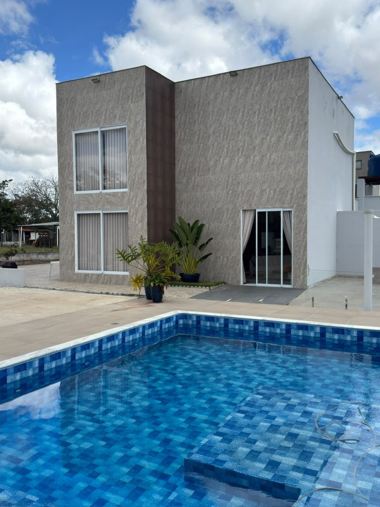 VENDE-SE CASA – SÍTIO EM CONDOMÍNIO FECHADO PROXIMO AO HARAS RESIDENCE
