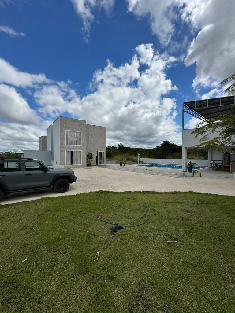 VENDE-SE CASA – SÍTIO EM CONDOMÍNIO FECHADO PROXIMO AO HARAS RESIDENCE