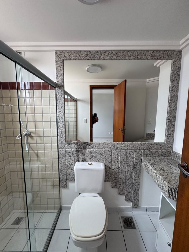 VENDE-SE APARTAMENTO COM 2 SUÍTES – NA AV. LUIZ EDUARDO MAGALHÃES